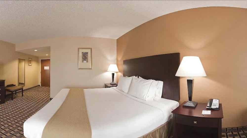Holiday Inn Express Pembroke By Ihg Exterior photo