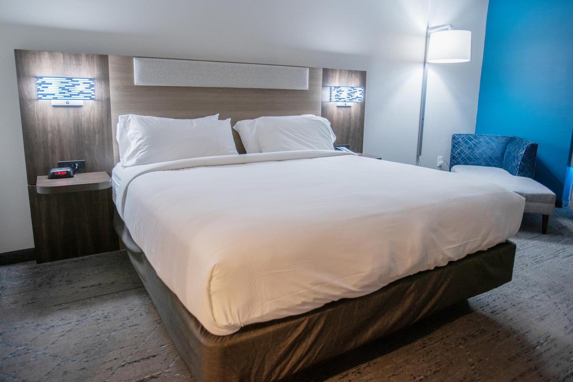 Holiday Inn Express Pembroke By Ihg Exterior photo