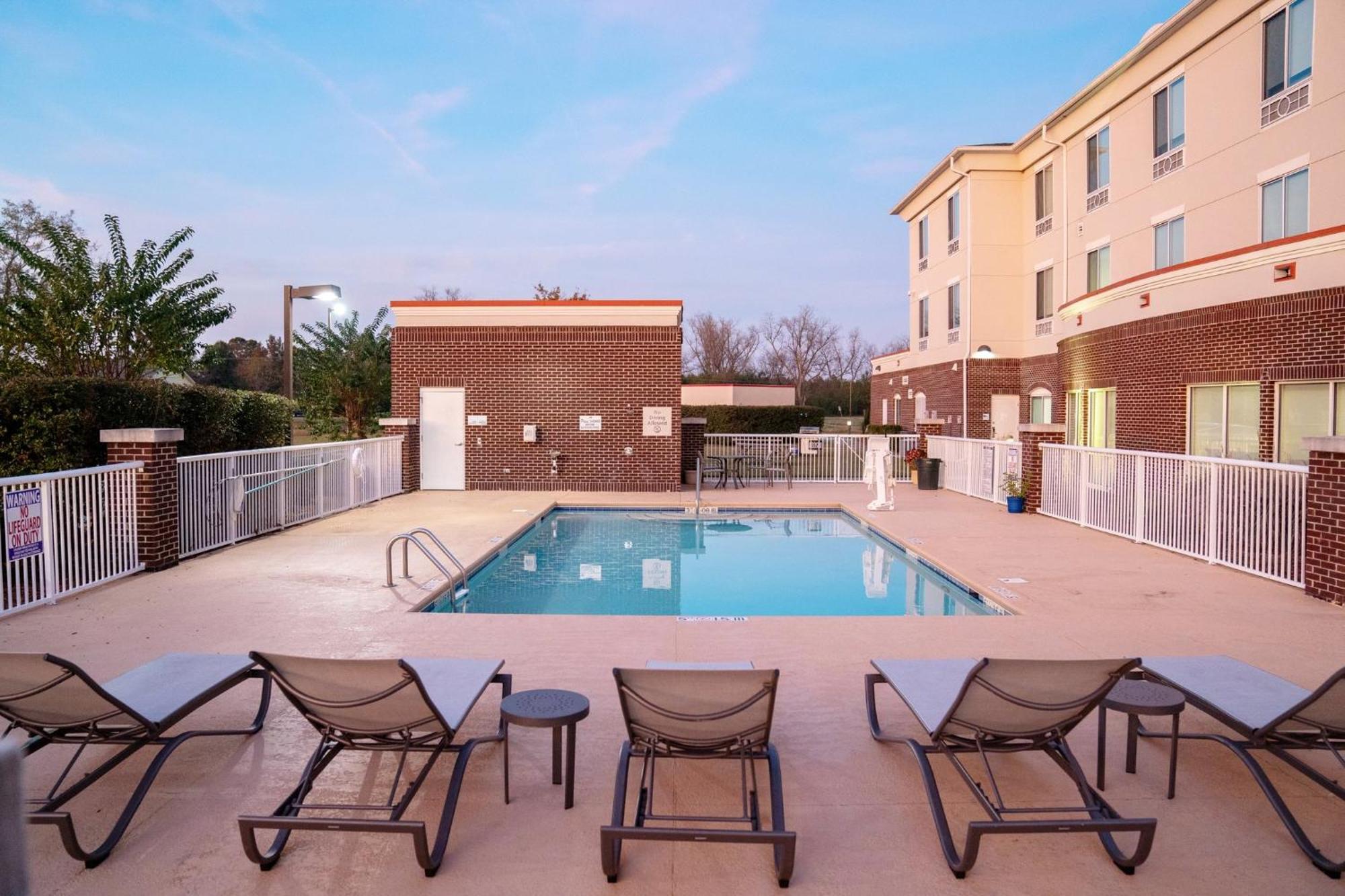 Holiday Inn Express Pembroke By Ihg Exterior photo