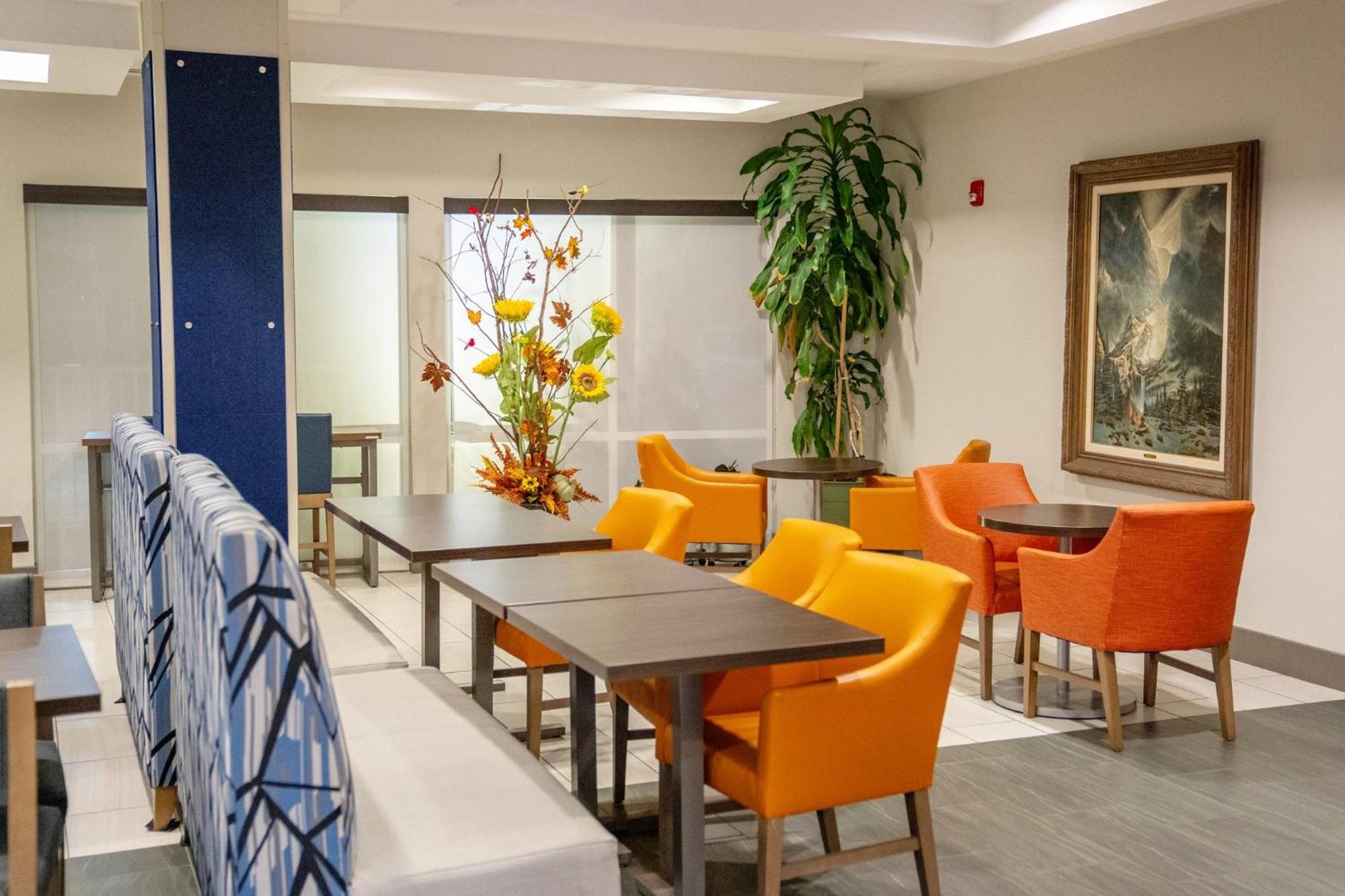 Holiday Inn Express Pembroke By Ihg Exterior photo