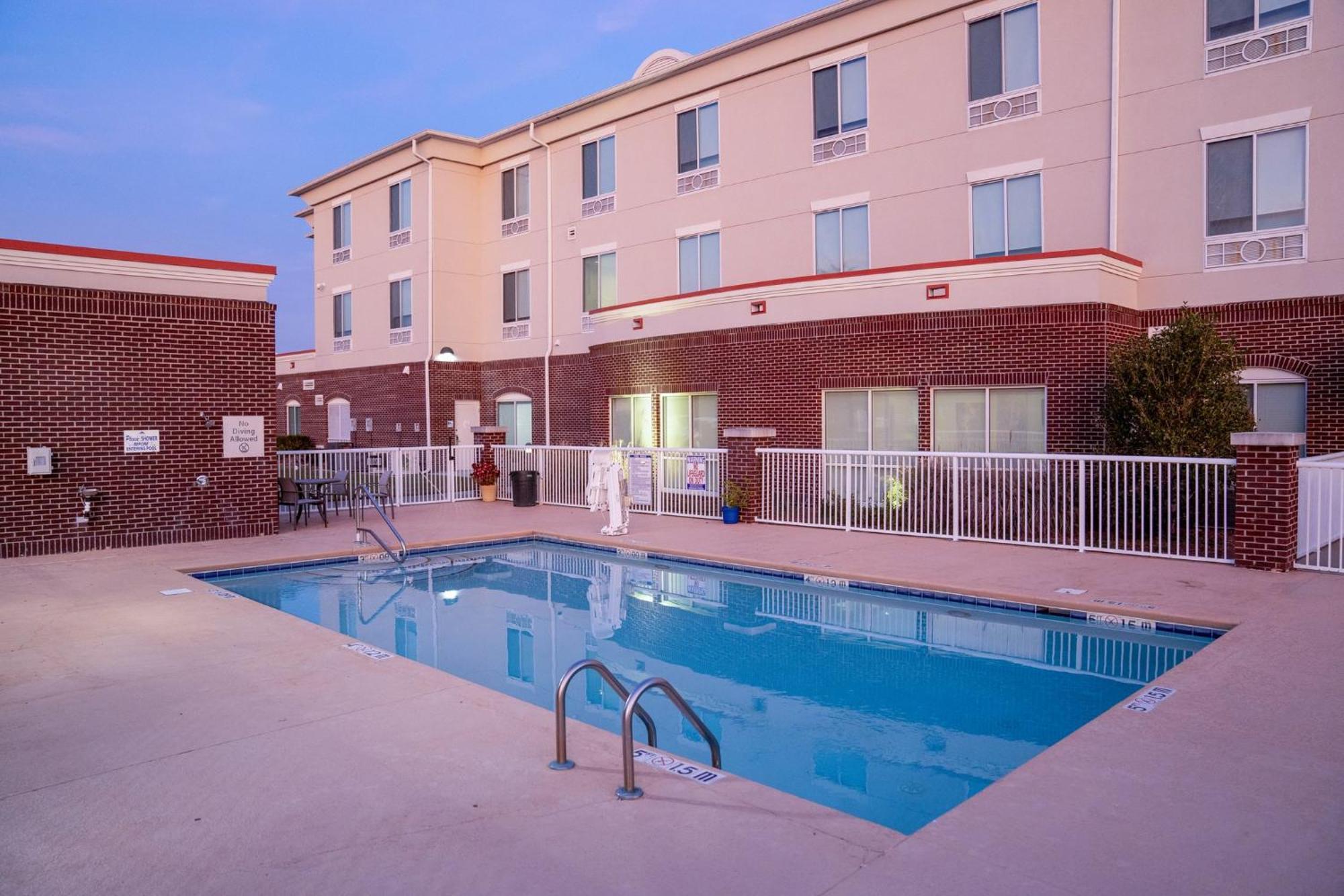 Holiday Inn Express Pembroke By Ihg Exterior photo