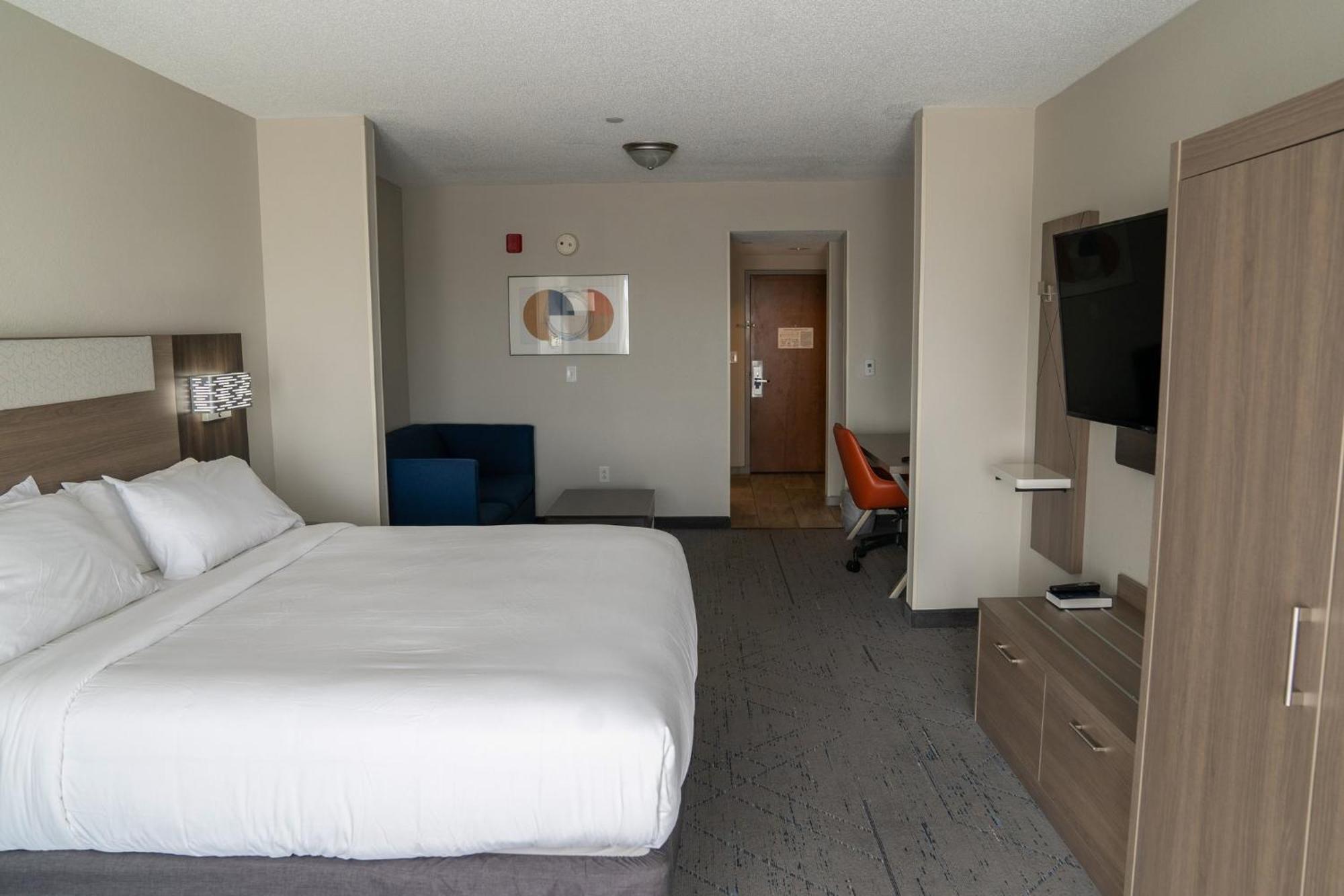 Holiday Inn Express Pembroke By Ihg Exterior photo
