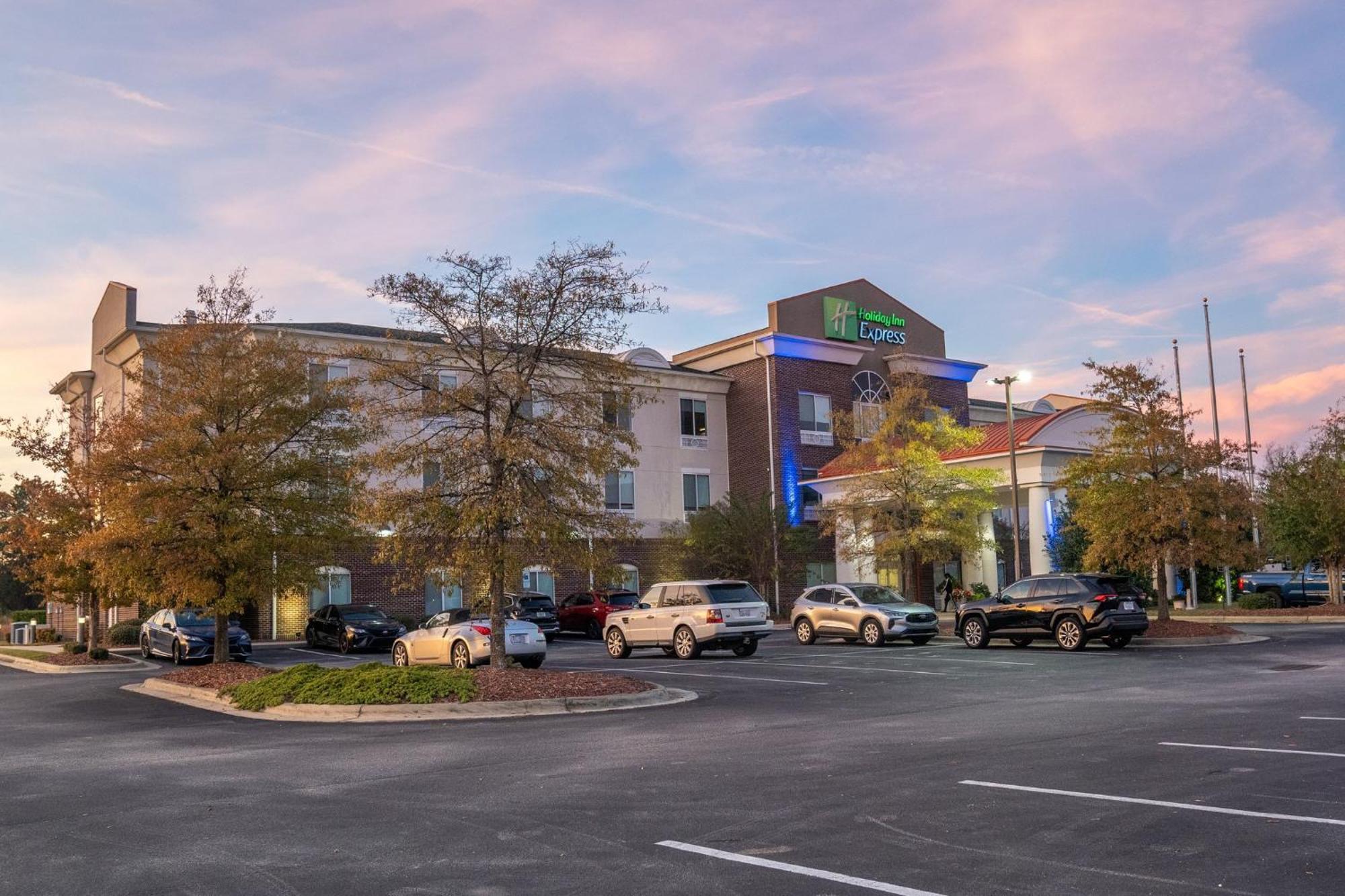 Holiday Inn Express Pembroke By Ihg Exterior photo