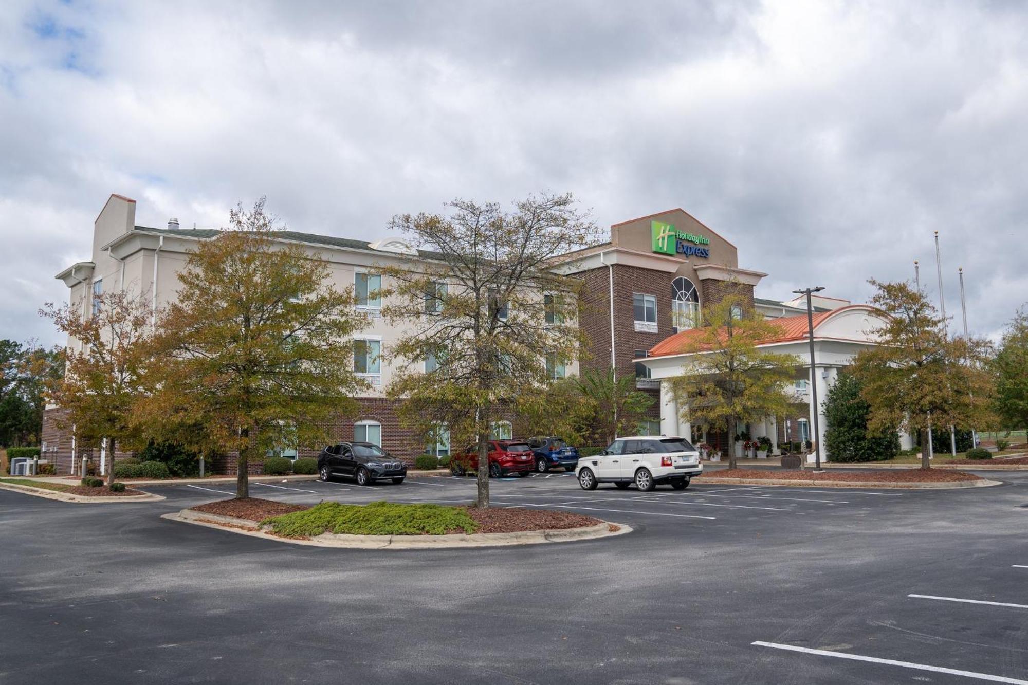 Holiday Inn Express Pembroke By Ihg Exterior photo