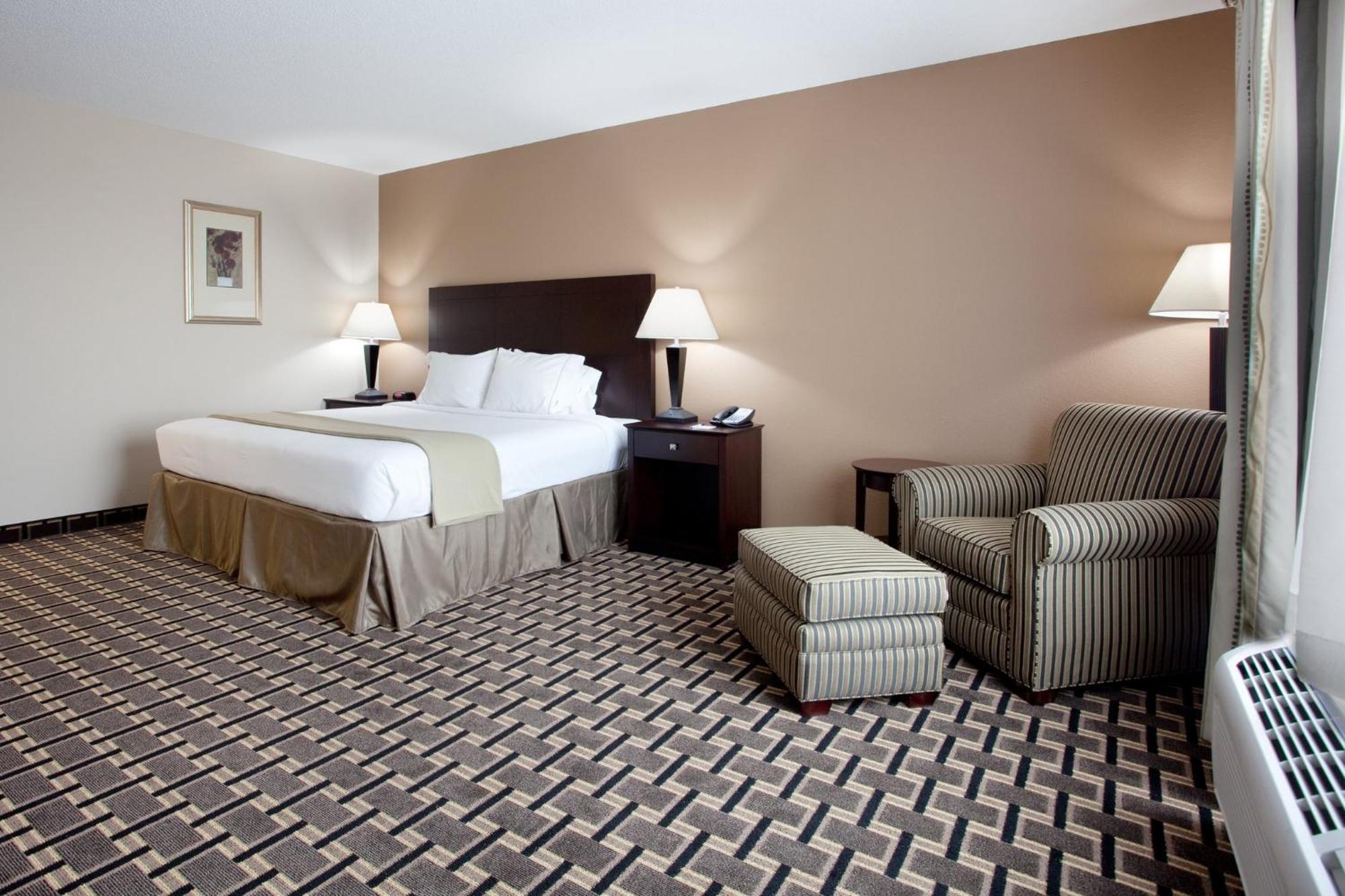 Holiday Inn Express Pembroke By Ihg Exterior photo