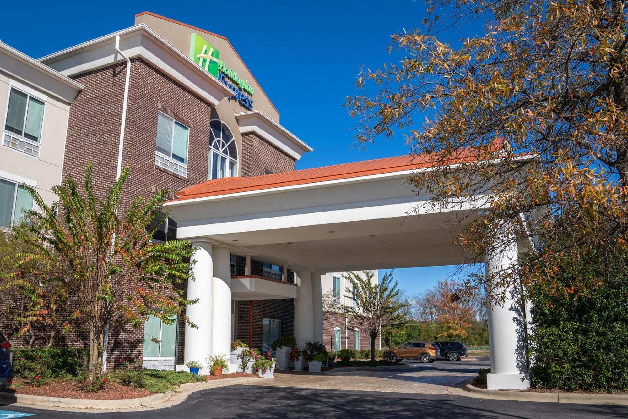 Holiday Inn Express Pembroke By Ihg Exterior photo